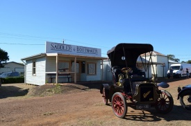 Holding (entered) 1906 Cadillac Model K.jpg